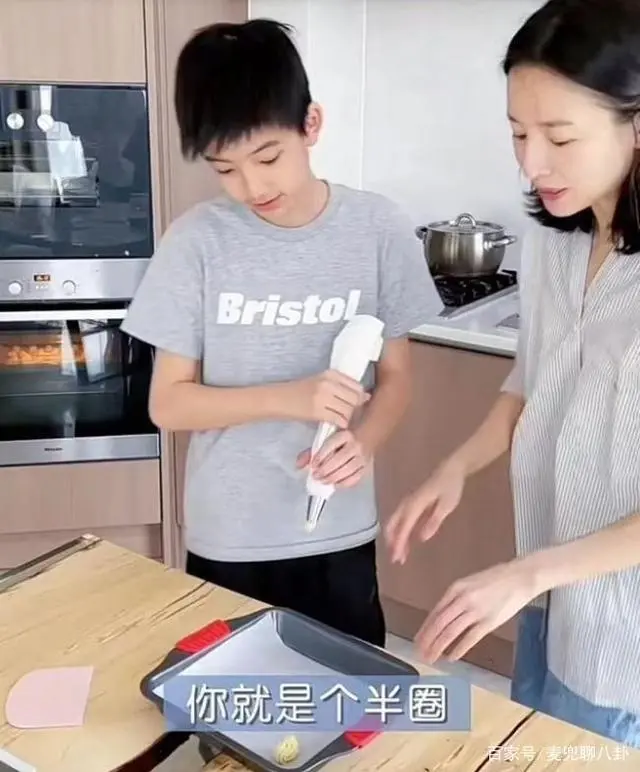 美女跟小鲜肉拍婚纱照_婚纱美女图片背影头像_婚纱照美女单人图片