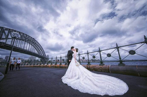 阴天拍婚纱照场景_婚纱照外景阴天效果怎样_婚纱照阴天拍外景咋办